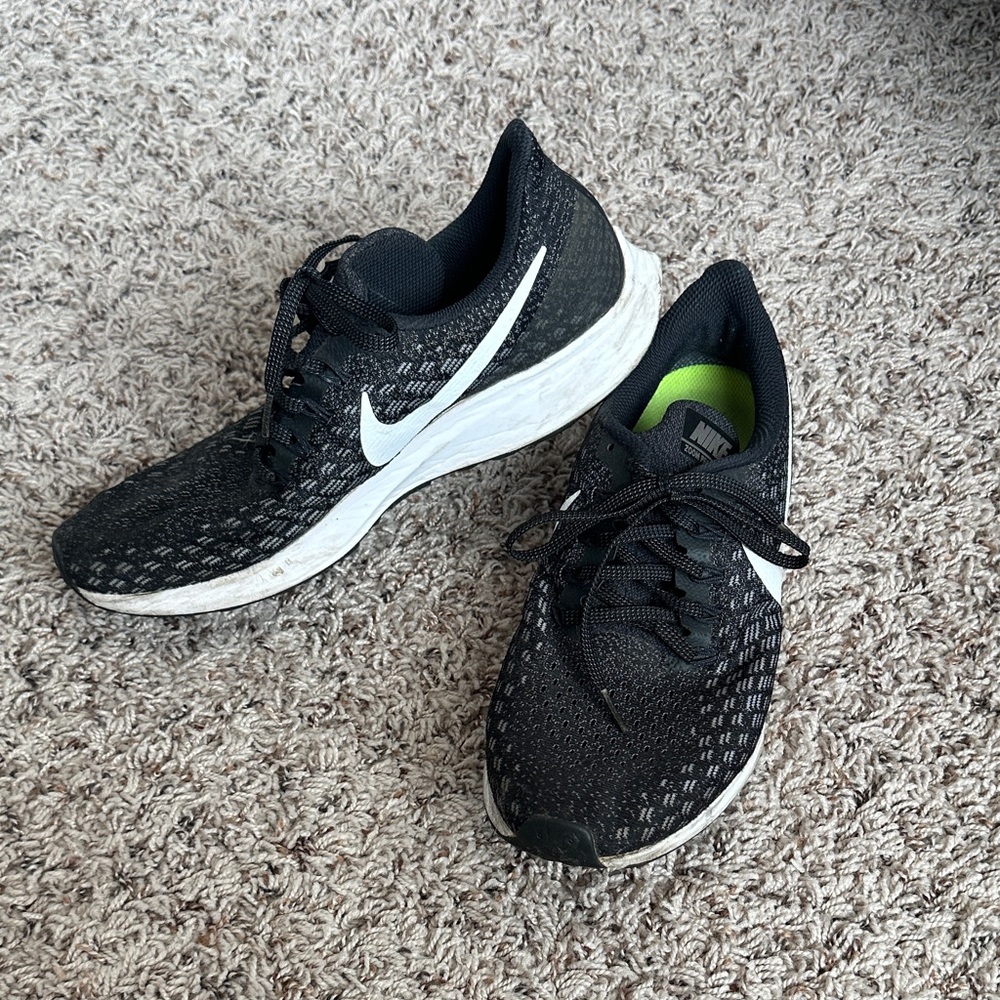 Nike Women's 10 men’s 8.5 Black and White Athletic Shoes